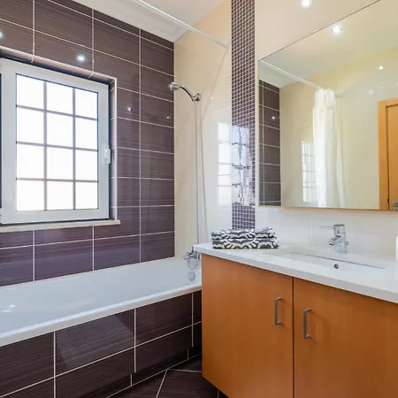 Roja- Pe Sleeps 8 With Pool Air Con And Wifi Olhos de Agua (Albufeira)
